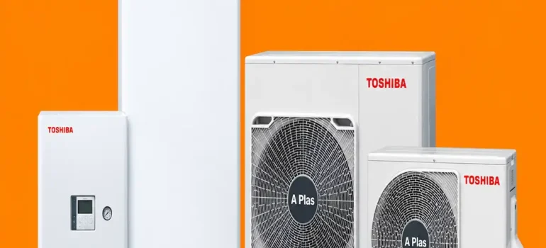 Turuncu arka planda Toshiba ESTIA R32 ısı pompası iç ve dış üniteleri, fan merkezlerinde A Plas yazısı.